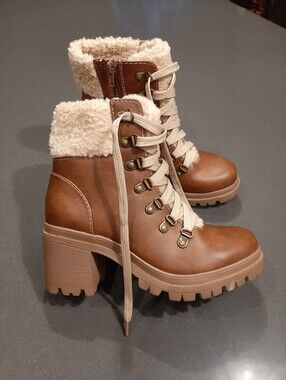 Soda Sherpa Lace Up Combat Heel Boots Womens Size 8 Brown Cozy Lug Sole Booties